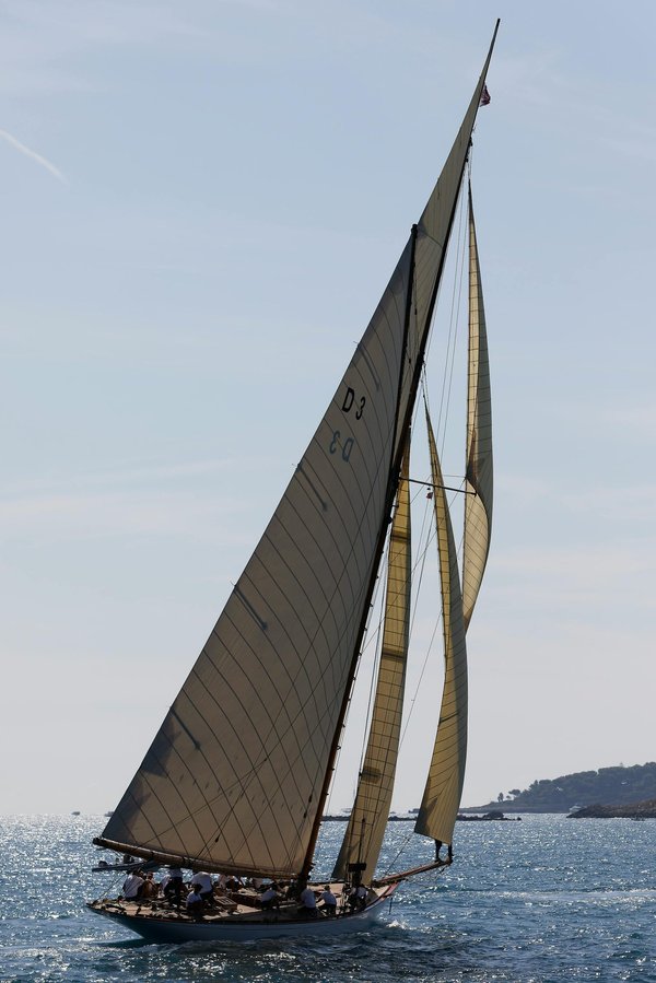 Petit voilier pour débutant : guide des financements accessibles